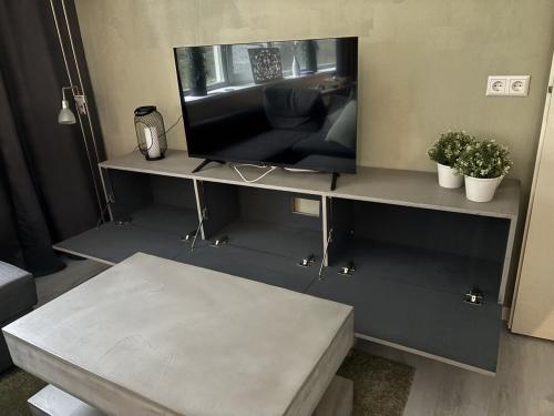 Meubelset betonlook (eetkamertafel en tv meubel)