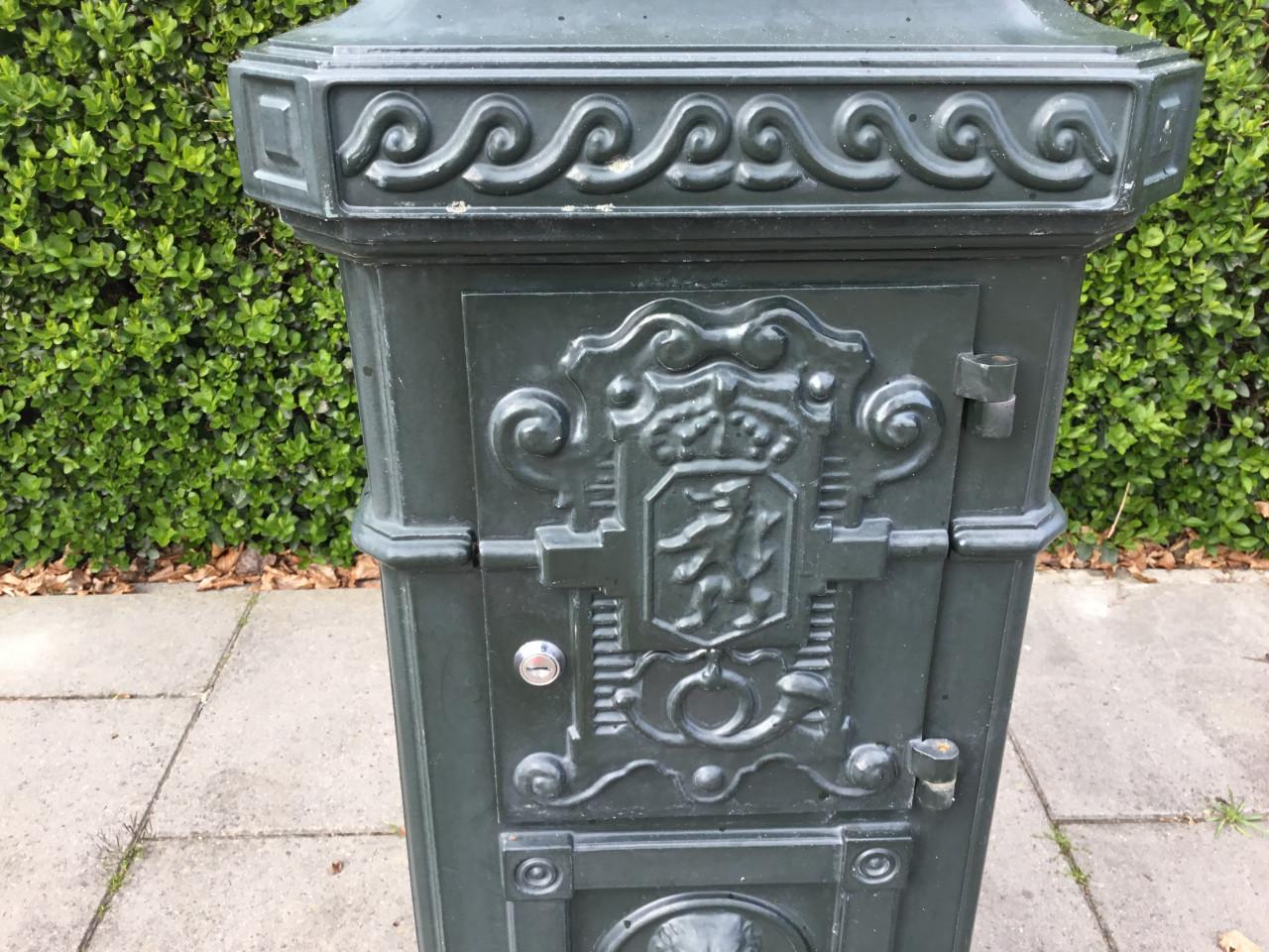 Kolom brievenbus.  Groen