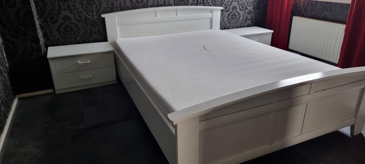 Bed te koop met nachtkastjes en matras