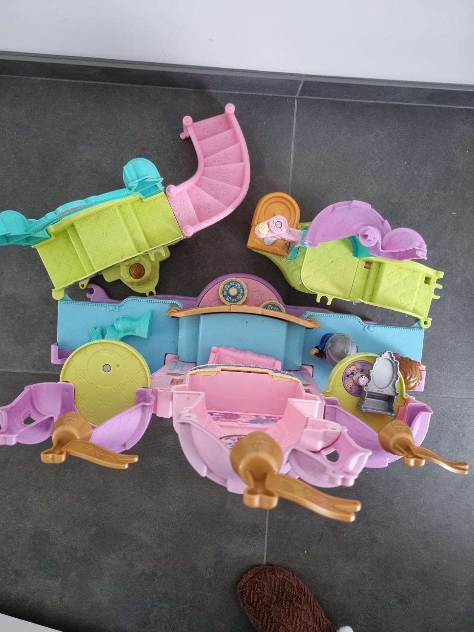 Kasteel met poppetje en paarden