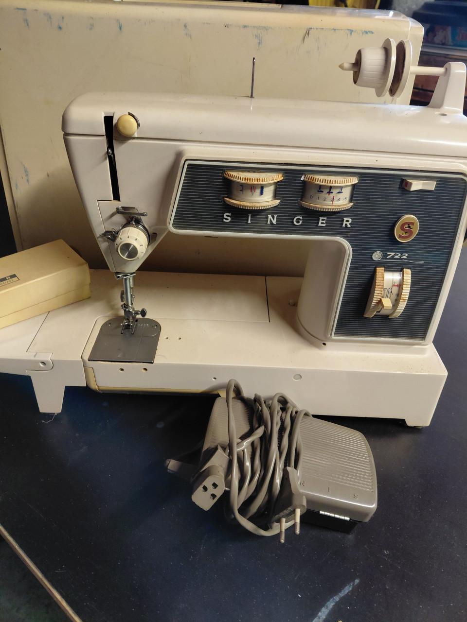 COMPLETE WITTE ANTIEKE SINGER NAAIMACHINE TYPE 722