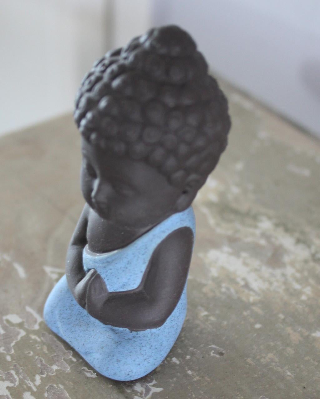 Zwart blauw stenen boedhabeeld