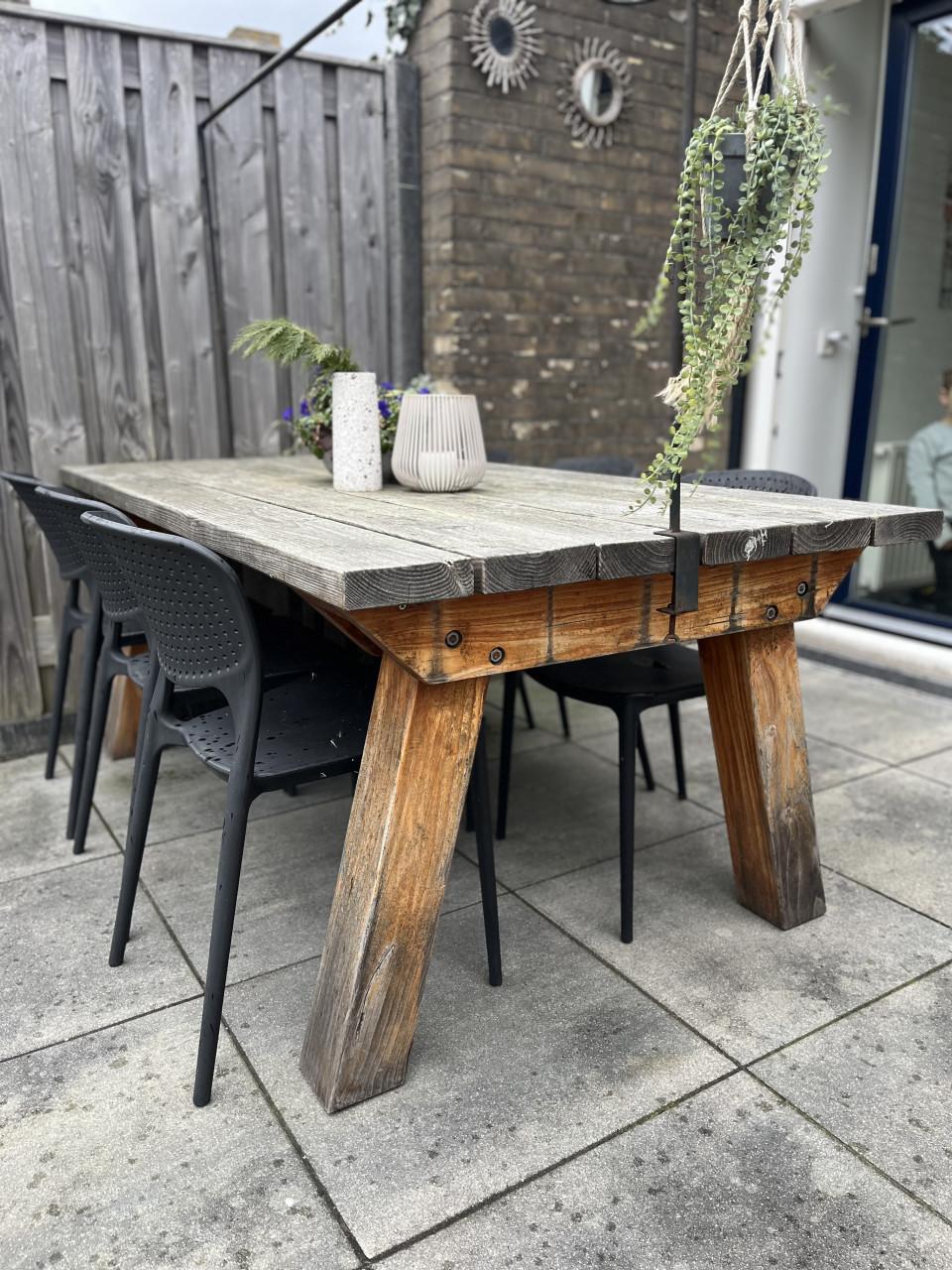TE KOOP handgemaakte douglas houten tuintafel