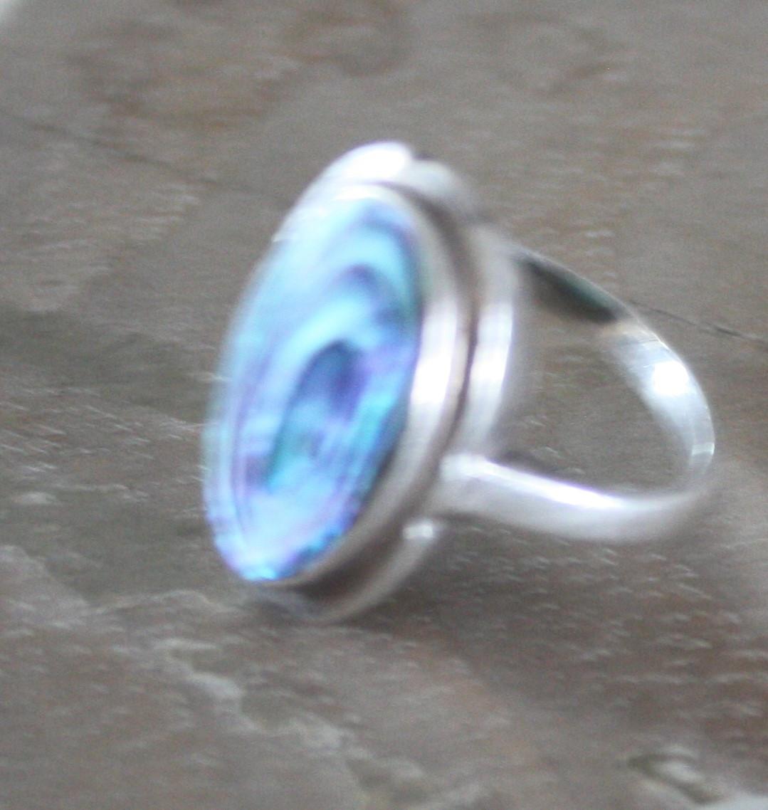 Zilverkleurige ring met parelmoer stuk