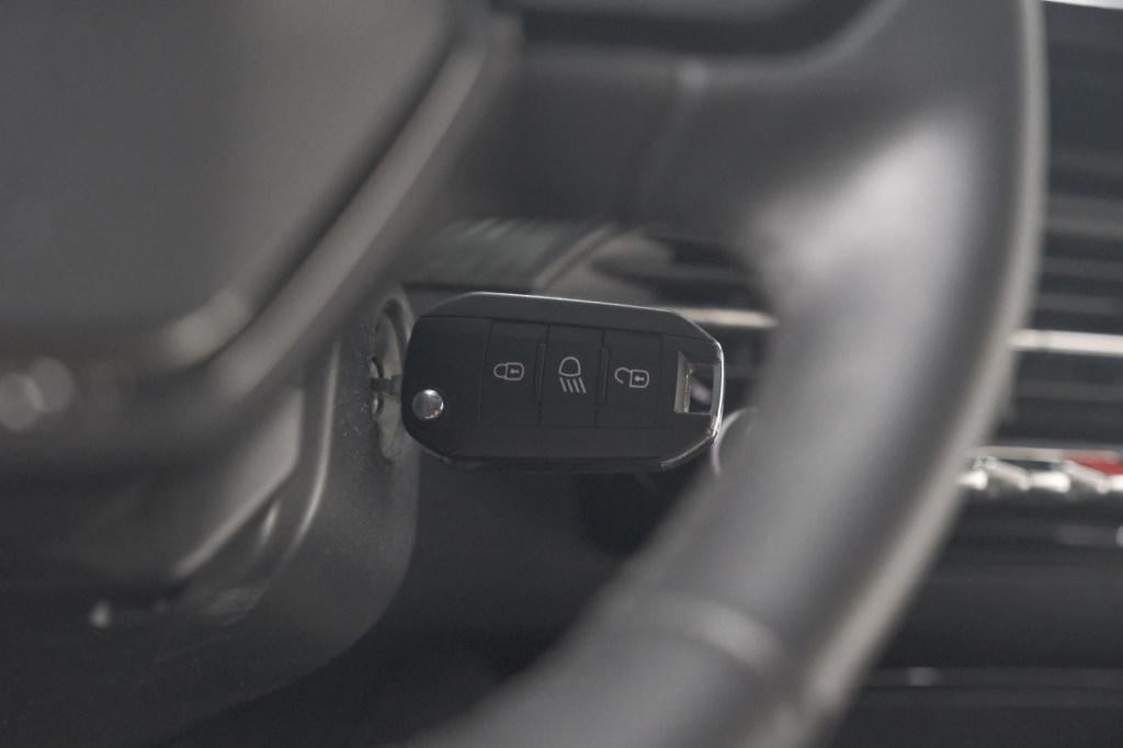Peugeot 2008 puretech 130 active | camera | apple carplay | parkeersensoren
