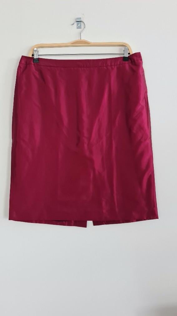 RENA LANGE: Nieuw robijnrood mantelpak maat 44/46 € 2.650,–