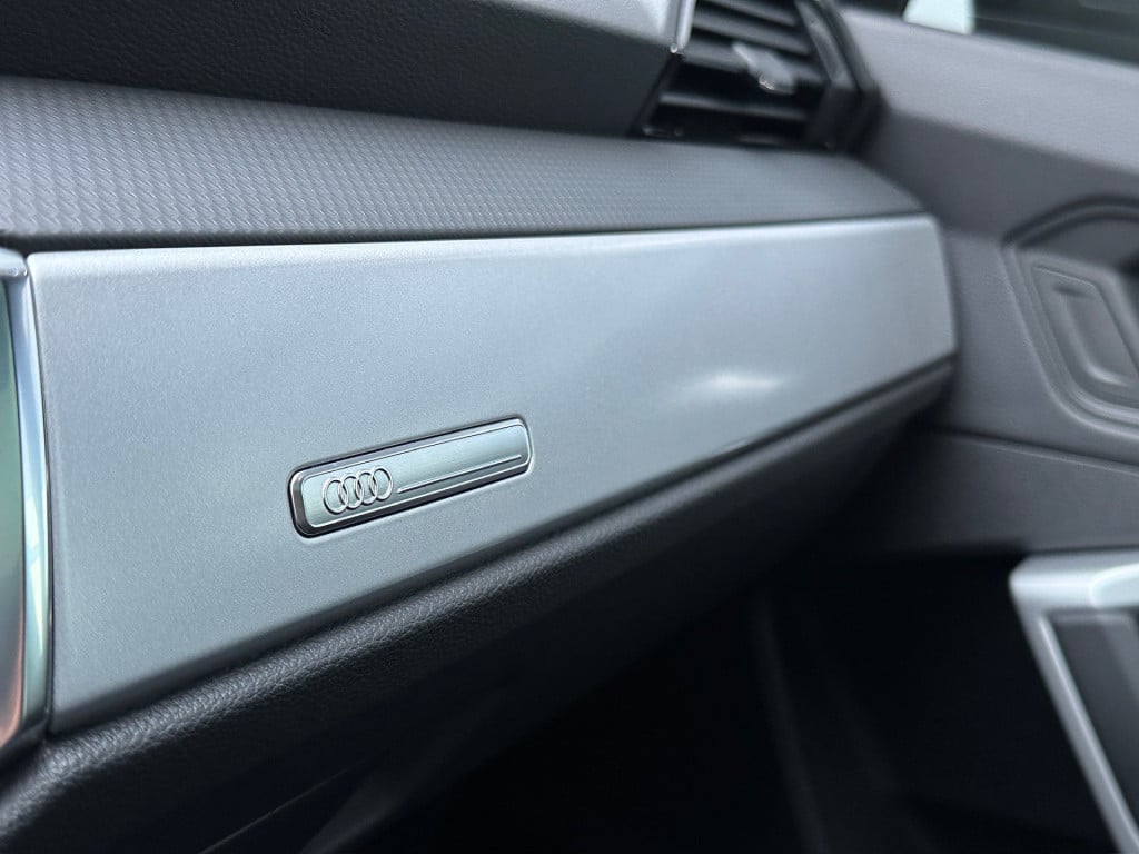 Audi Q3 35 tfsi s-line | panoramadak | zwart optiek | trekhaak | camera | e