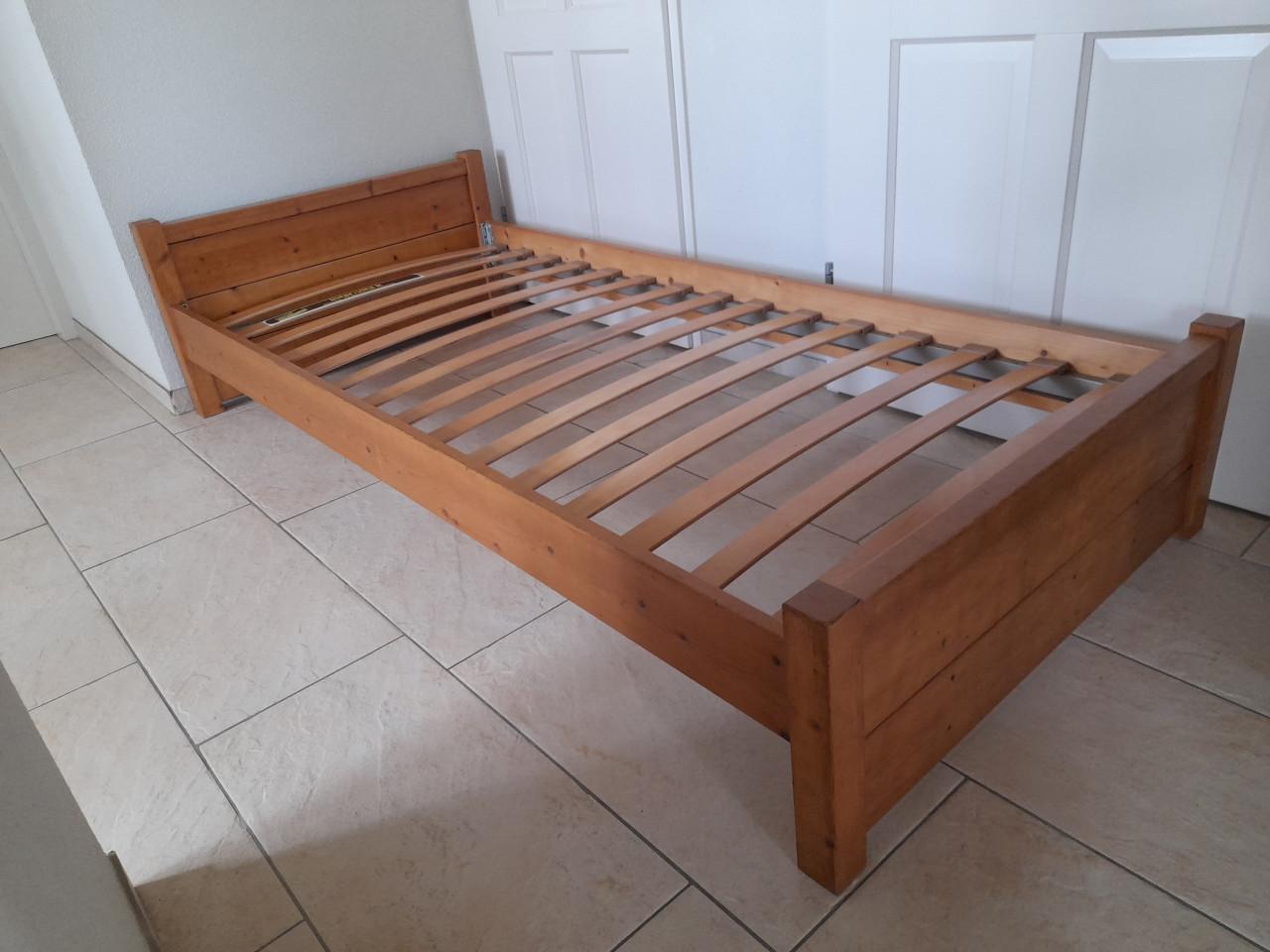 Massief houten bed (in goede staat) 90 x 200