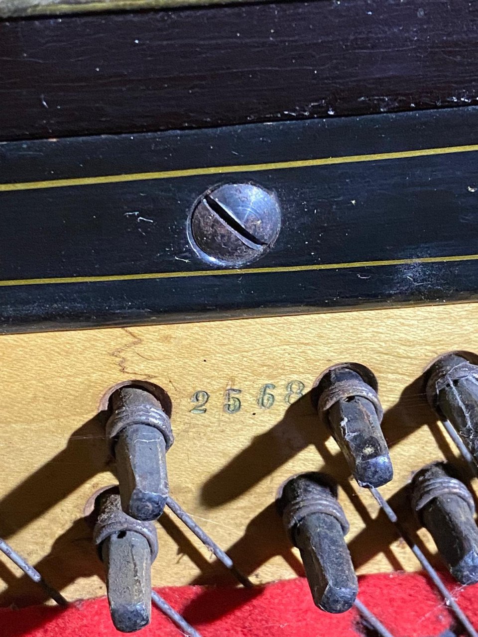 Antieke piano 1875 | Uniek verzamelstuk met medaillons