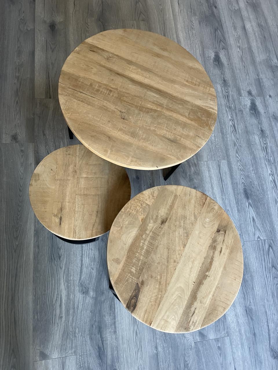 Mooie grote set massief mangohouten salontafels rond zwart