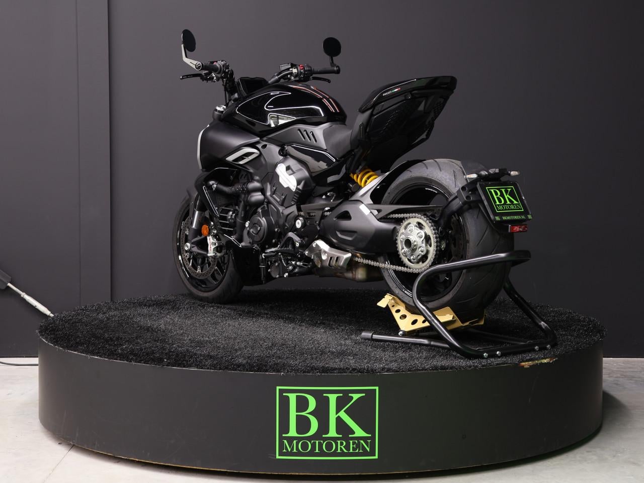DIAVEL V4 | Carbon + Accessoires (T.w.v. €2680.-)