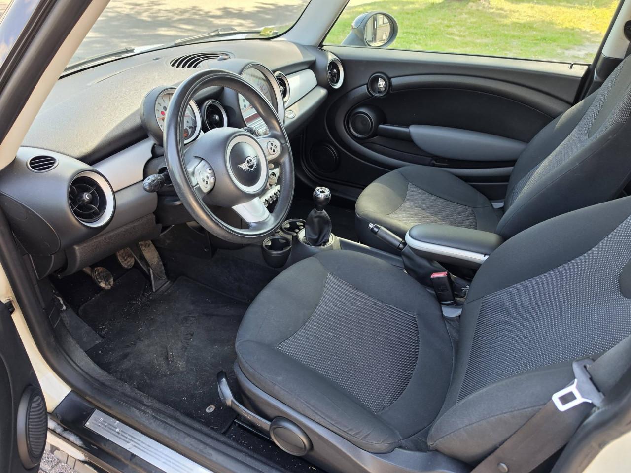 Leuke en nette Mini Cooper 1.4 One, handgeschakeld met 6 versnellingen.