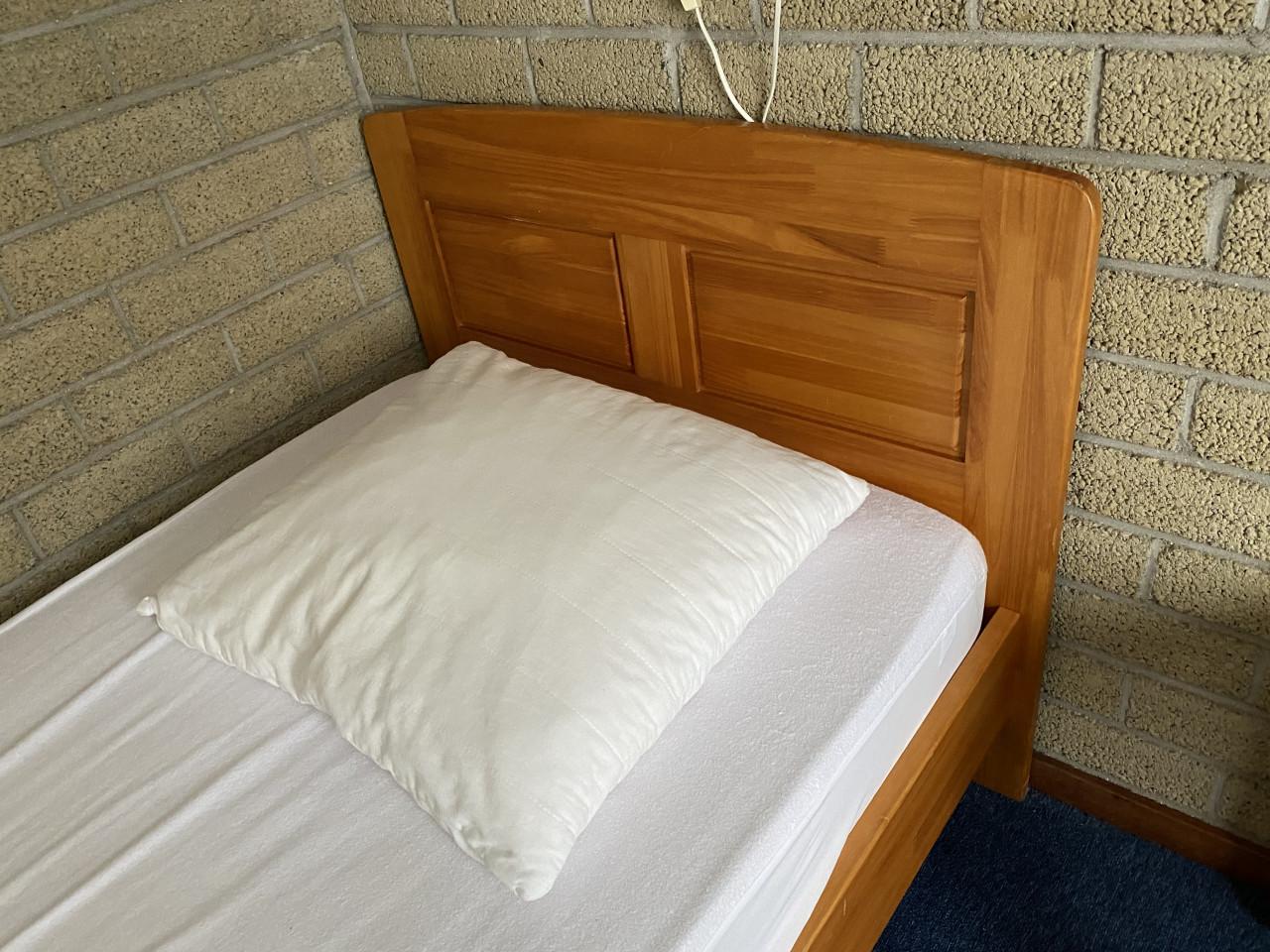 2 houten ledikanten 200 x 90 cm