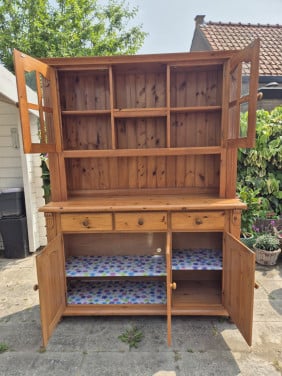 Buffetkast Geloogd grenenhout.