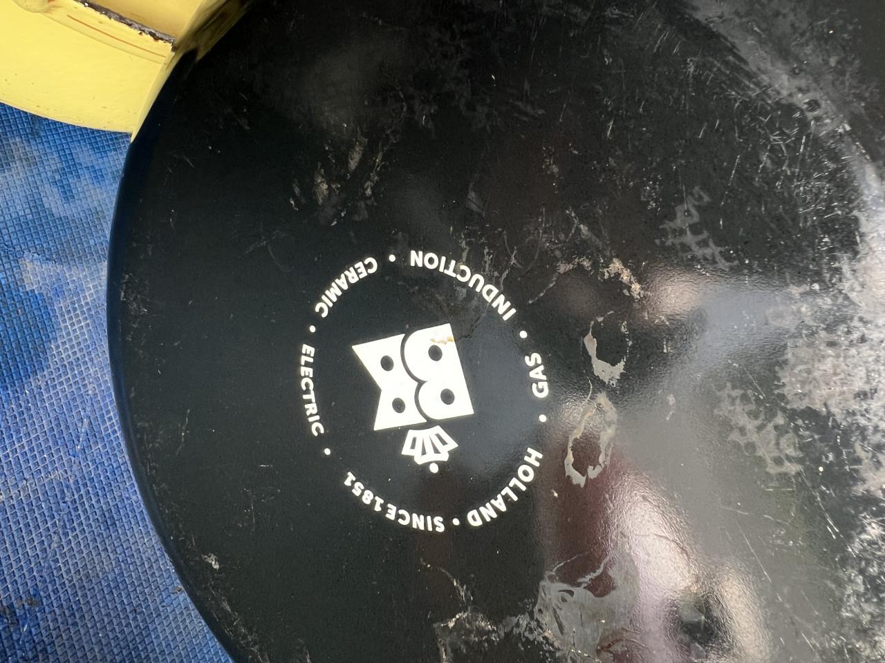 2x grote gietijzeren/emaile Pannen e 2x grote PYREX glazen ovenschalen