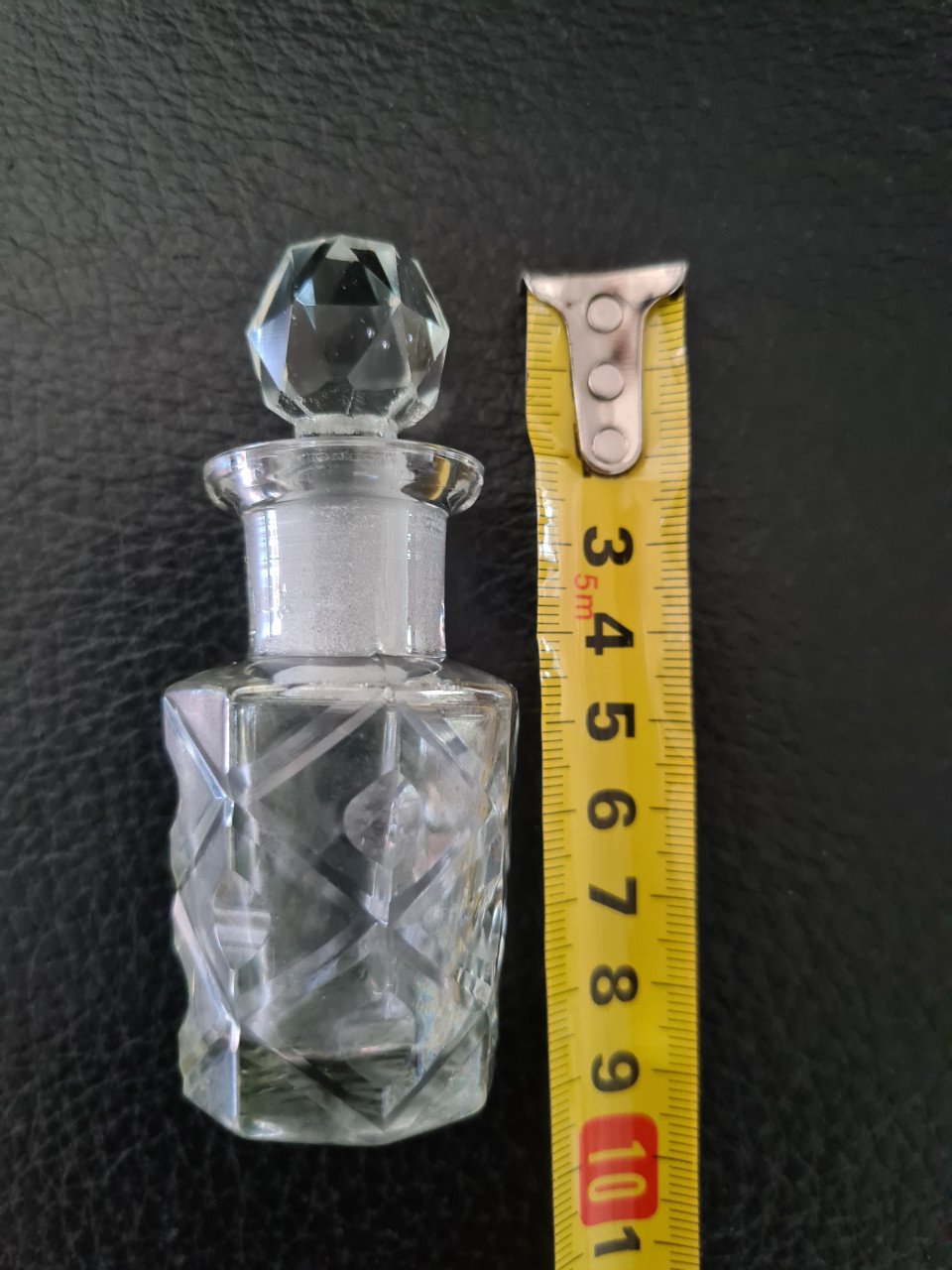 Oud karafje met geslepen stolpje Totale hoogte 8 cm