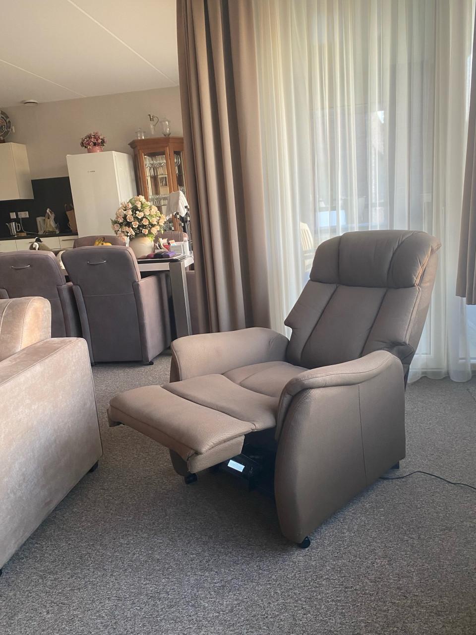 2 sta-op fauteuils electrisch verstelbaar, in 1 koop