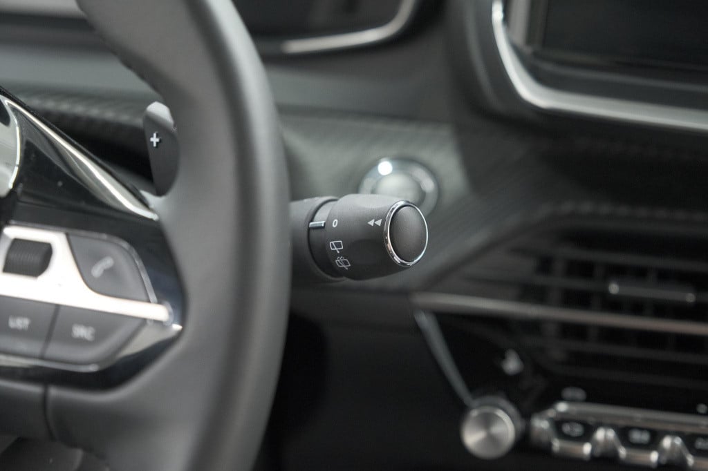Peugeot 208 hybrid 100 e-dcs6 allure | camera | keyless entry | apple carpl