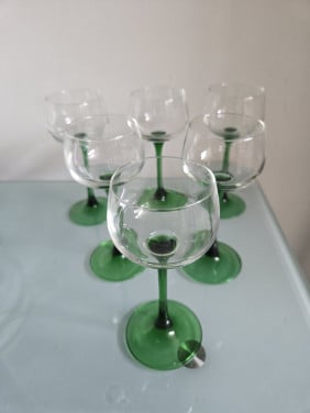 6 wijnglazen met groene voet France H 16cm