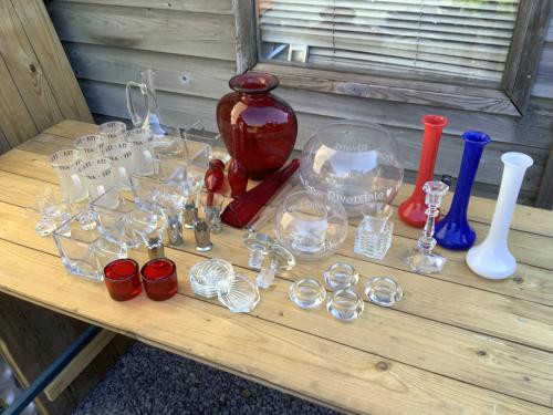 Verschillende glas artikelen, drinkglazen, vazen enz. Zie de foto’s