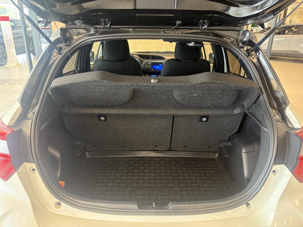 Toyota Yaris 1.5 hybrid bi-tone