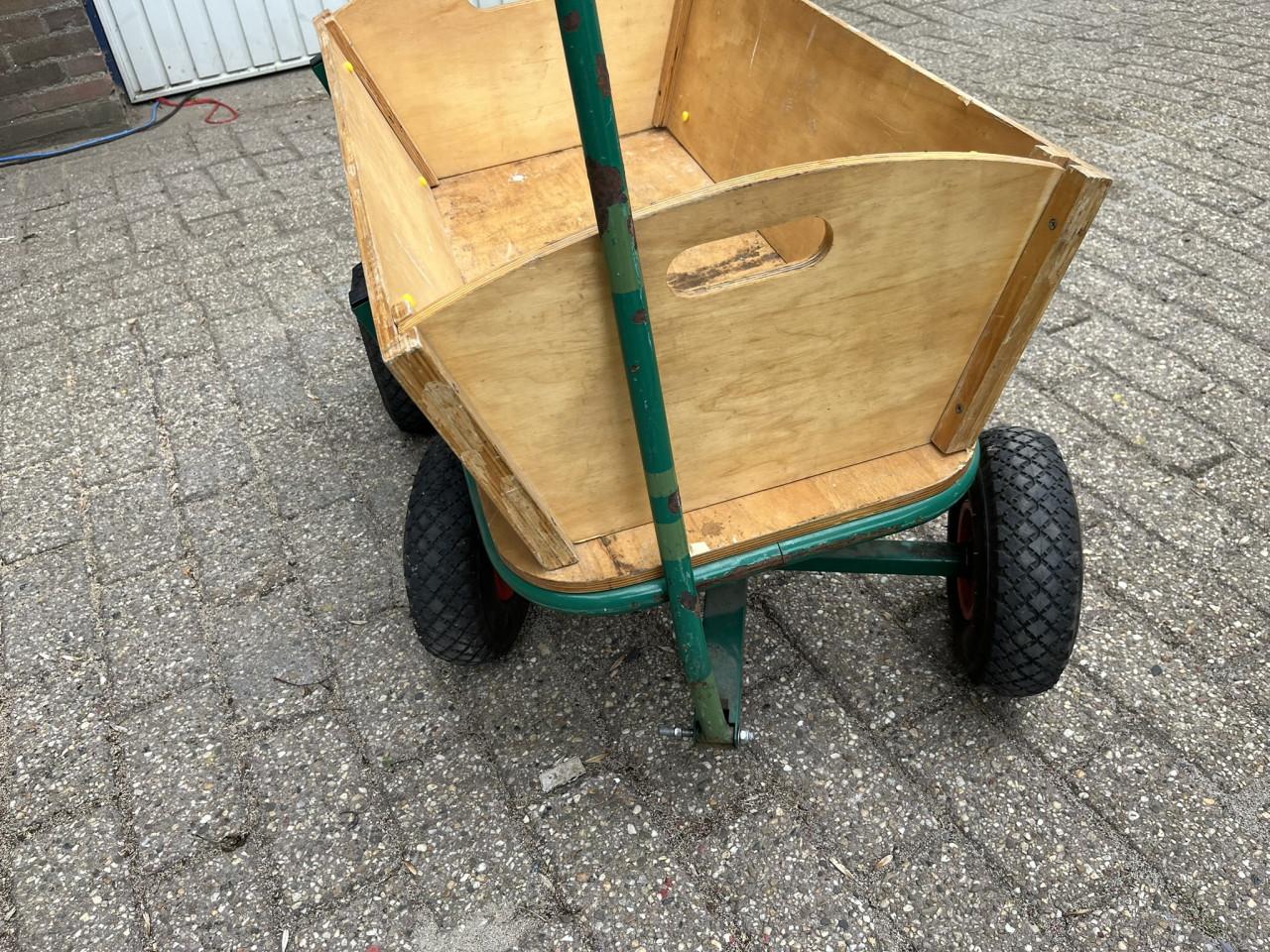Bolderkar v hout met luchtbanden