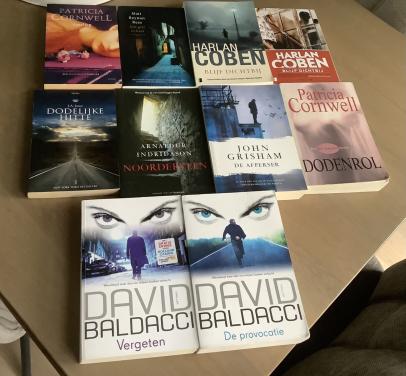 10 Spannende thrillers, boeken van verschillende schrijvers.