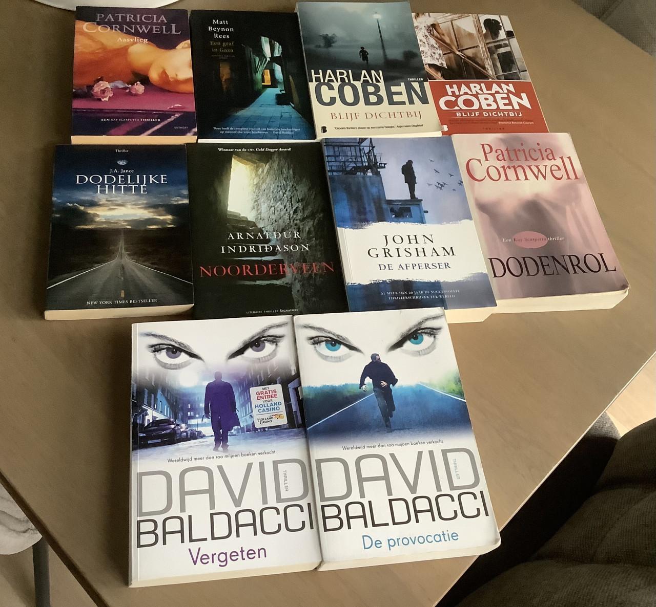 10 Spannende thrillers, boeken van verschillende schrijvers.