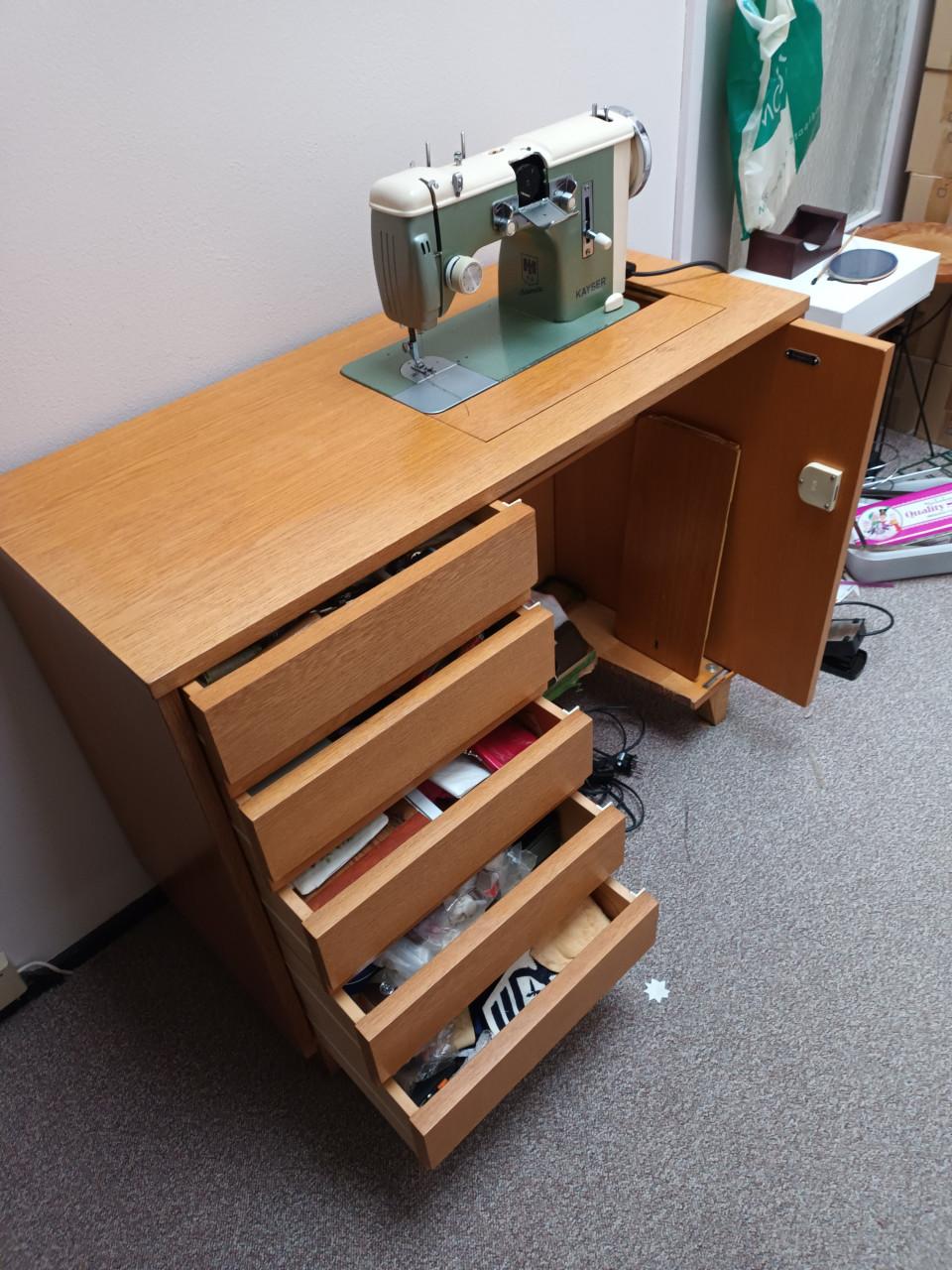 Naaimachine met meubel