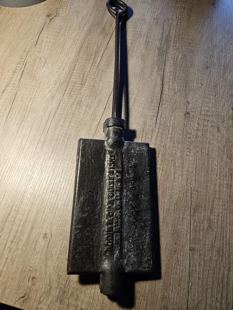 Prachtig antiek wafelijzer voor hosties met mooie bibeltext