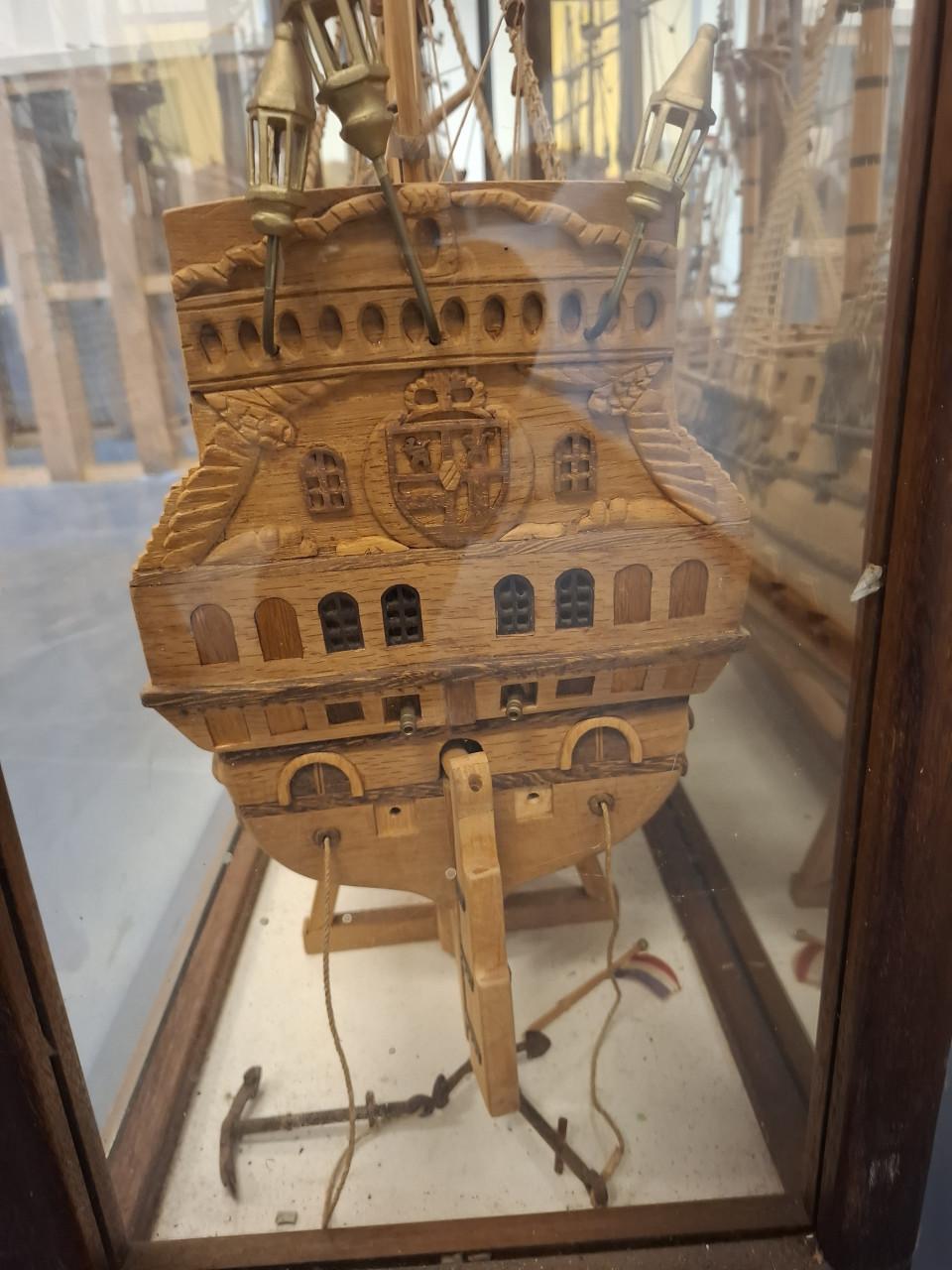 Unieke handgemaakte modelboot, spiegelschip Friesland 1665