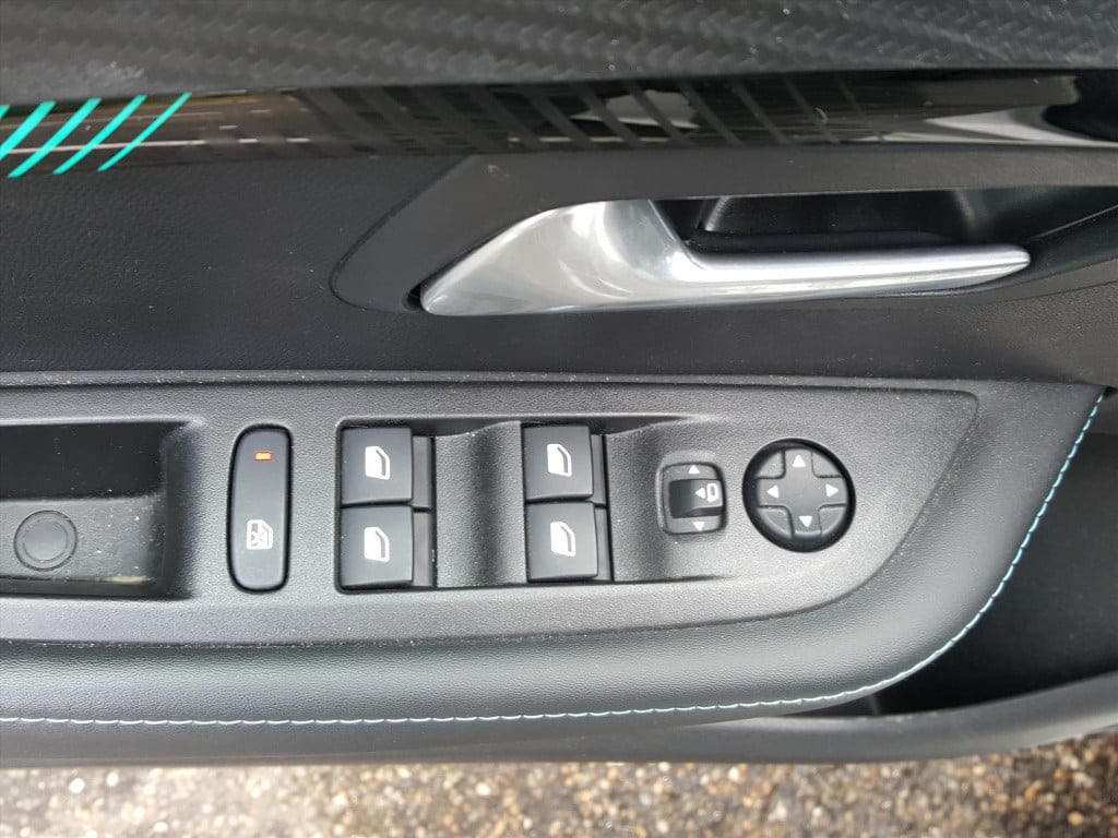 Peugeot 208 1.2 puretech 100pk allure navigatie | apple carplay & android a