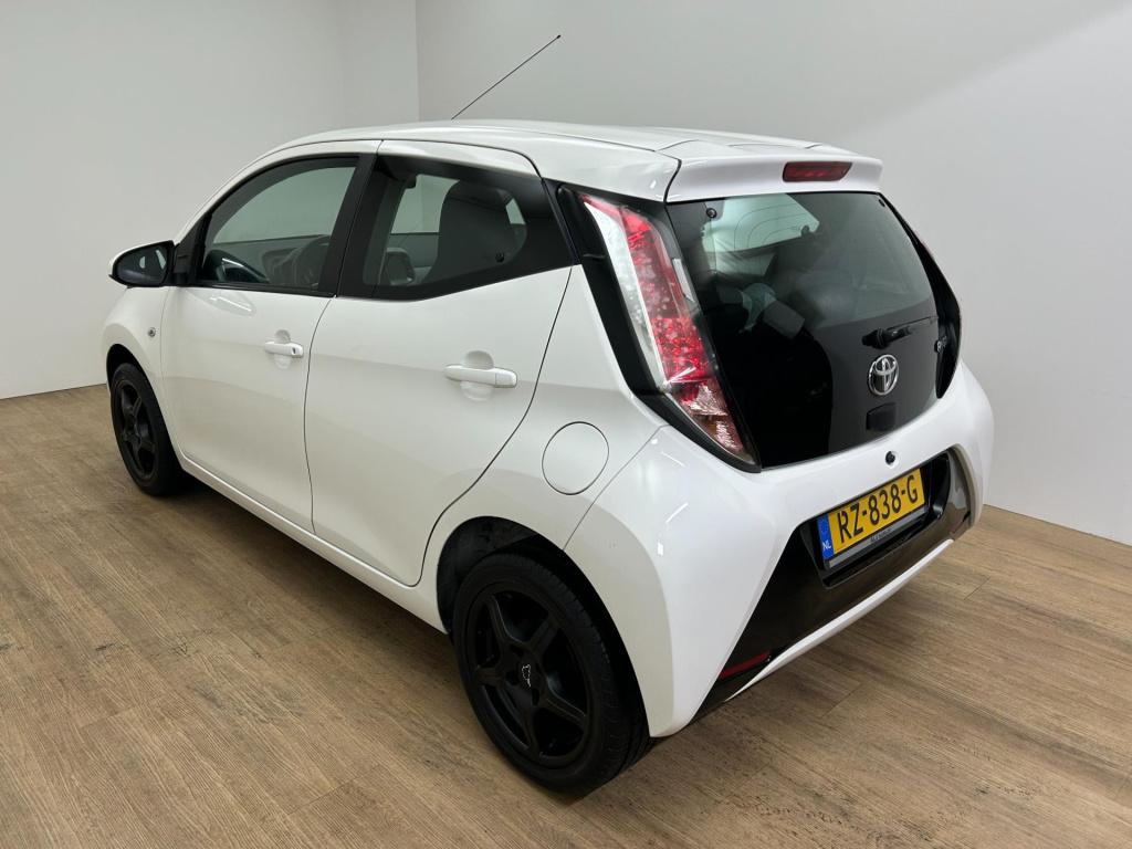 Toyota Aygo occasion 1.0 vvt-i x-play | wit | tweedehands toyota aygo | air