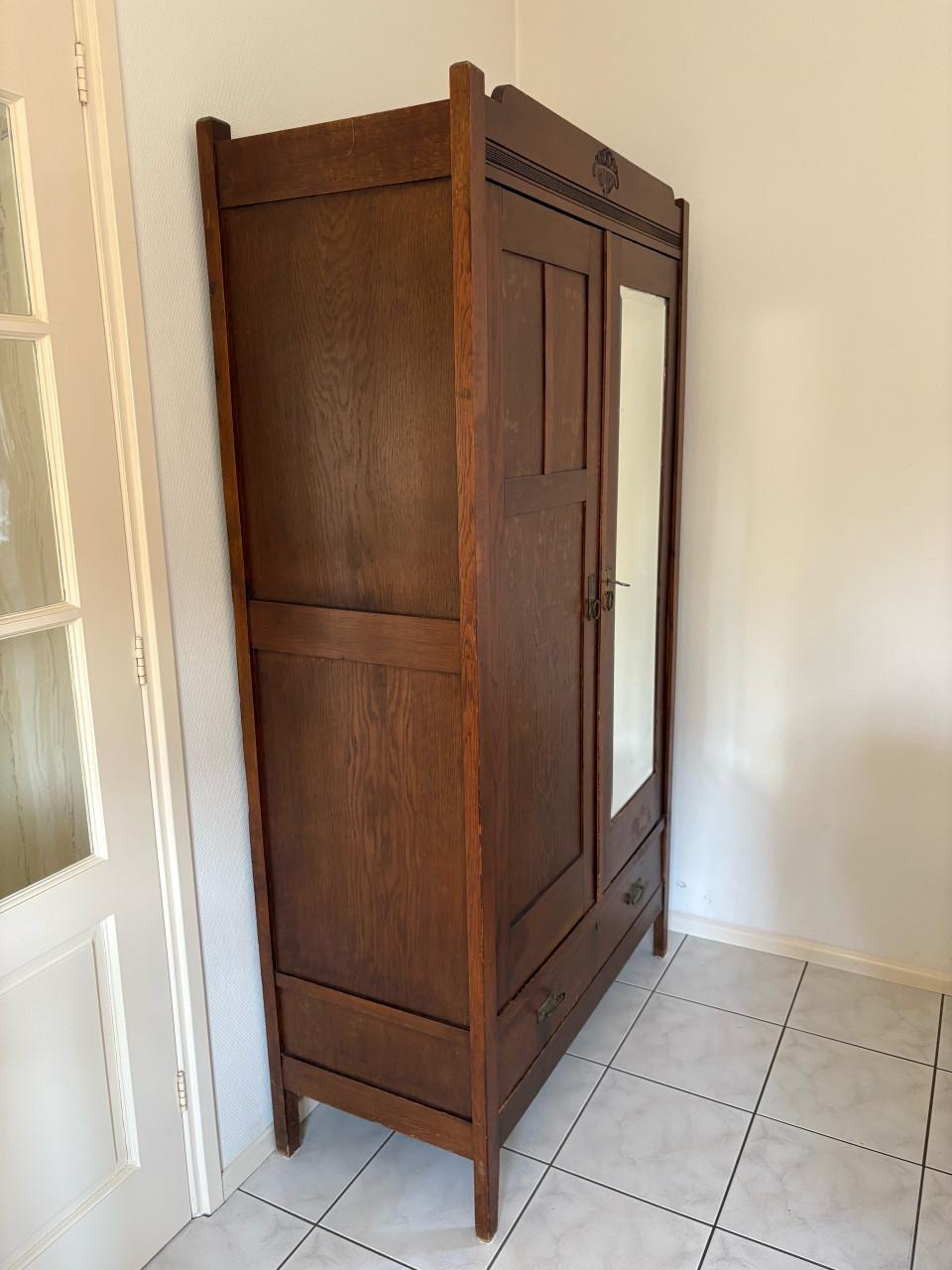Antieke houten kast met spiegel