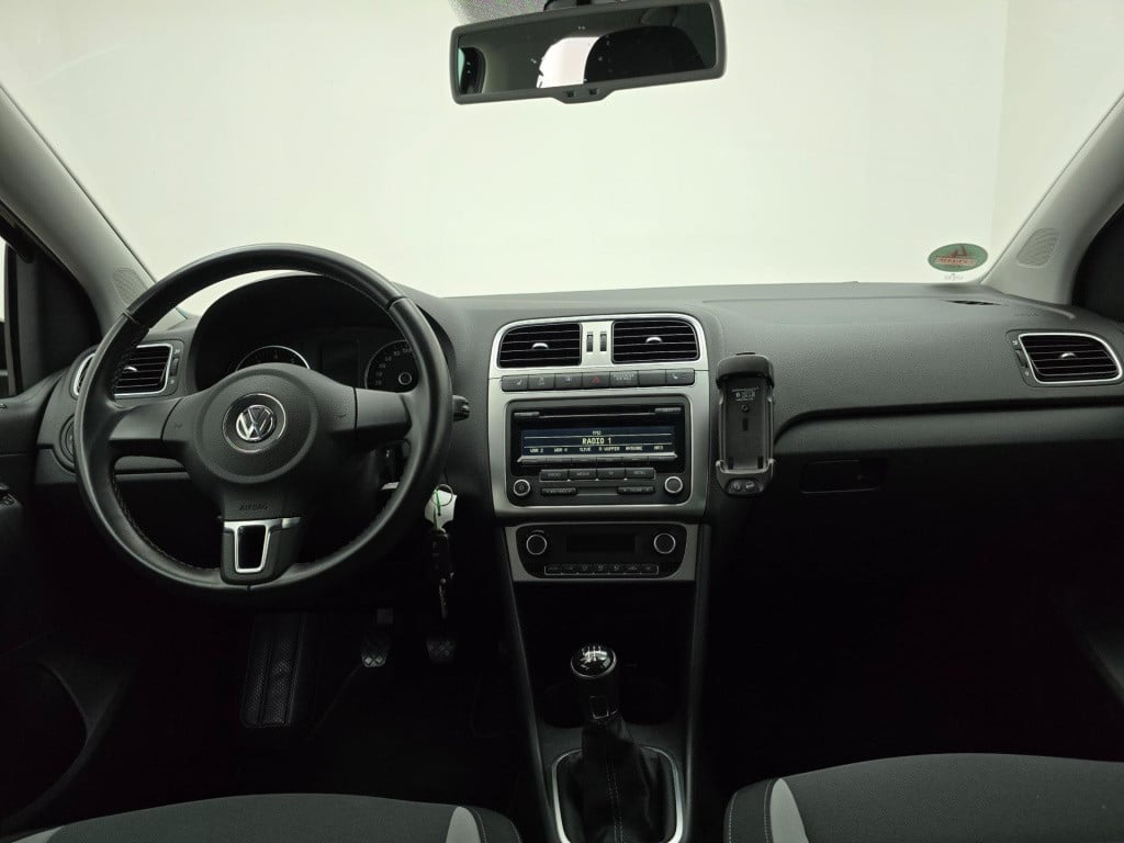 Volkswagen Polo occasion 1.2 tsi in zwart met cruisecontrol en sportieve lo