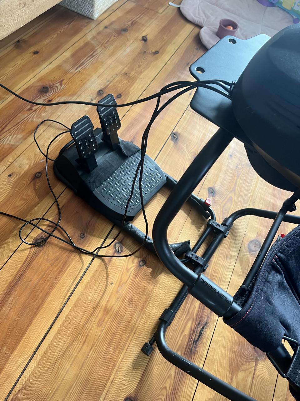 Thrustmaster T150 Ferrari racestuur met playseat challange