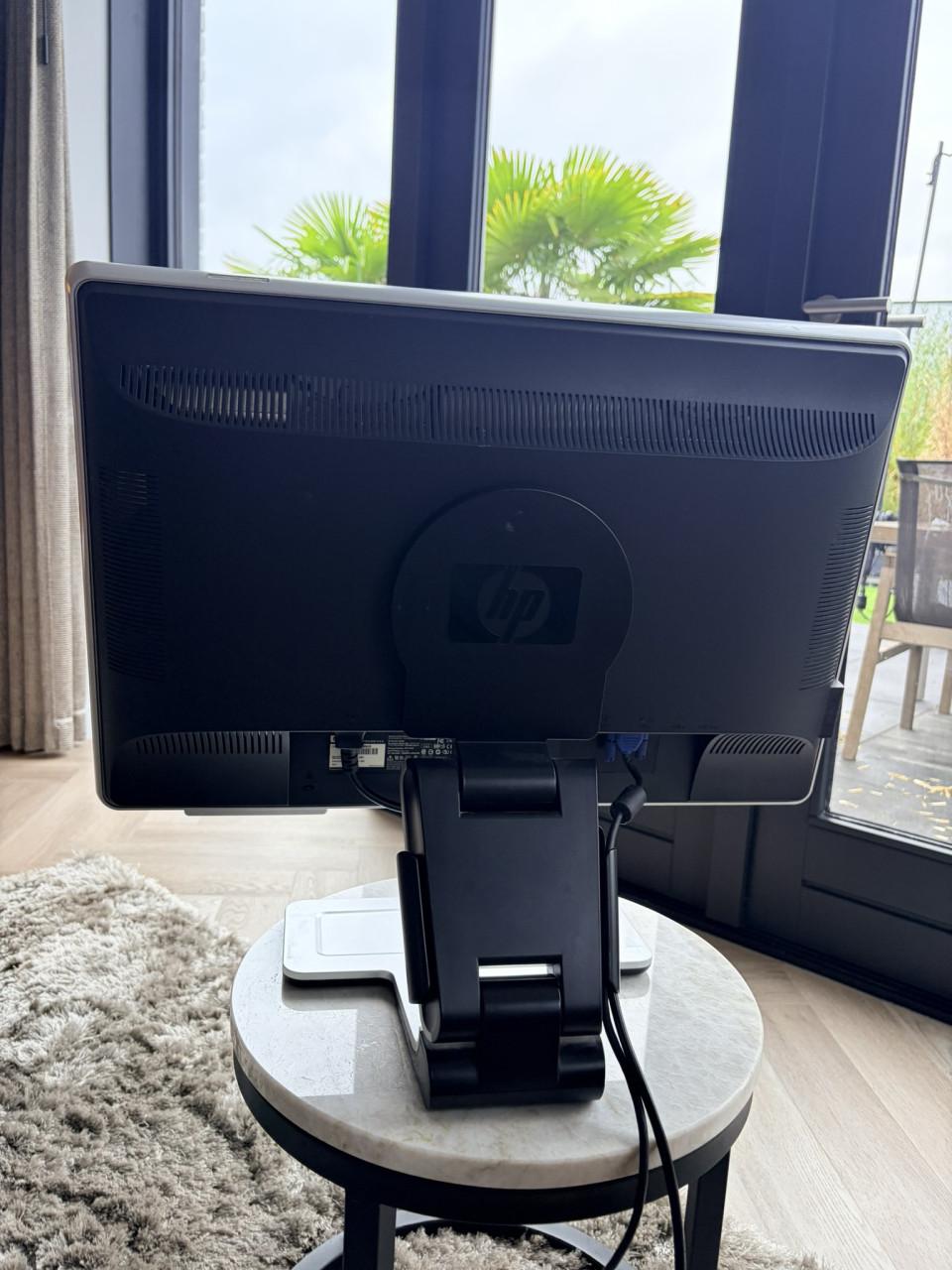 HP w2408 24 inch monitor – verstelbare voet – werkt goed