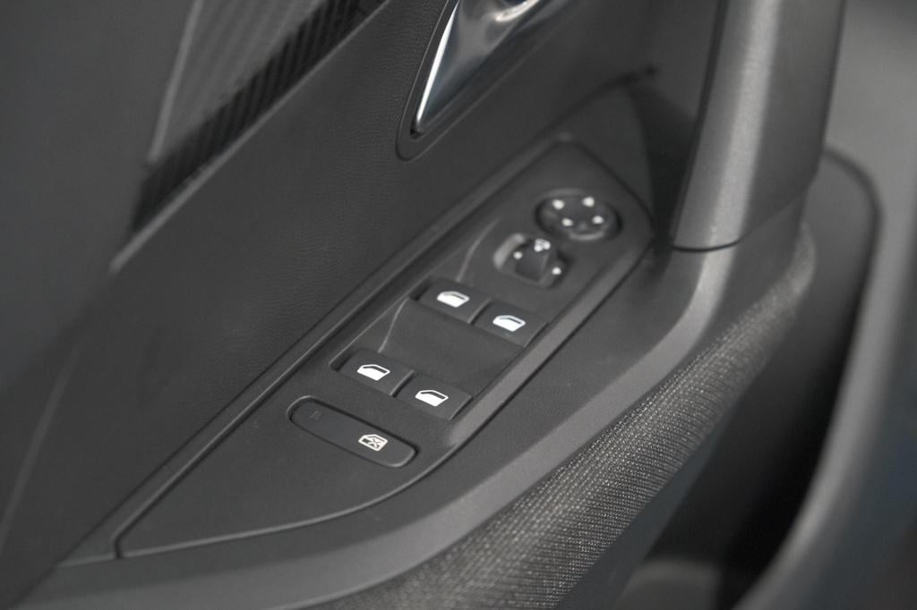 Peugeot 2008 hybrid 136 e-dcs6 style | apple carplay | parkeersensoren | cl