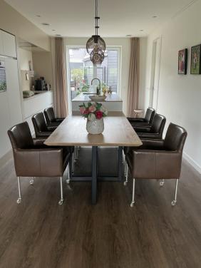 6 lederen eetkamerstoelen met armleuning kleur chocolade bruin i.z.g.s