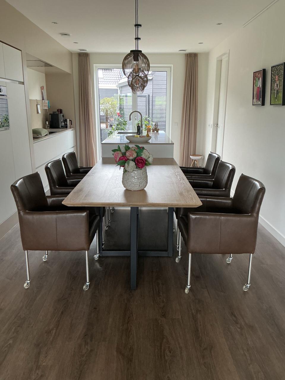 6 lederen eetkamerstoelen met armleuning kleur chocolade bruin i.z.g.s