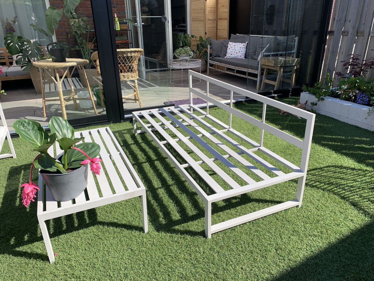 Aluminium licht grijze loungeset, met kussens en tafel en liggedeelte.