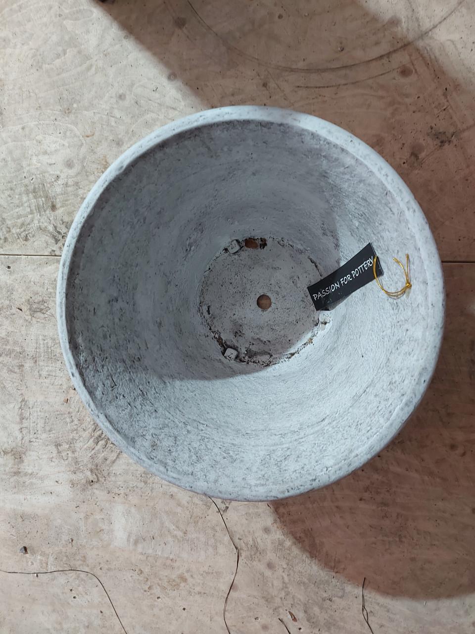 Lichtgrijze bloembak