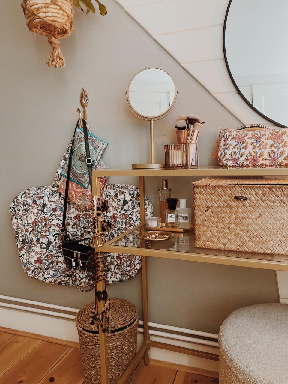 Make up tafel/bureau (goudachtige kleur met glazen platen)