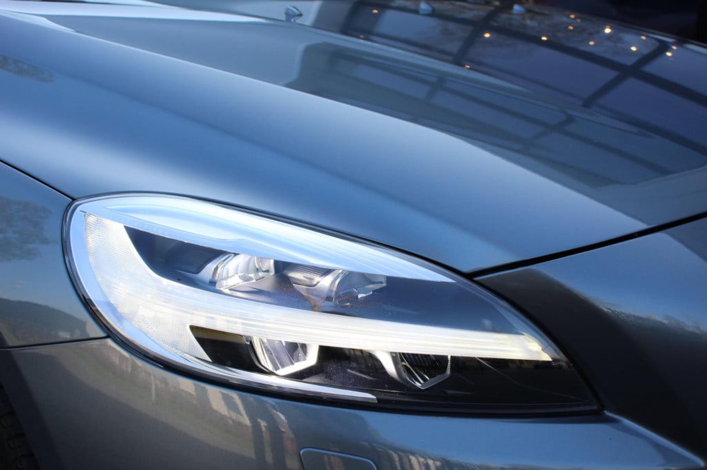 Volvo V40 1.5 t2 momentum automaat - pdc rondom + camera - full led - navi 