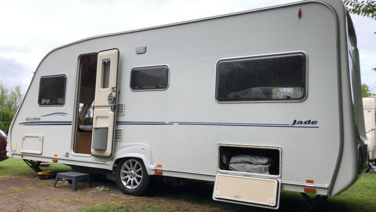 Zeer complete Sterling Eccles Jade caravan uit 2007 met mover en voortent