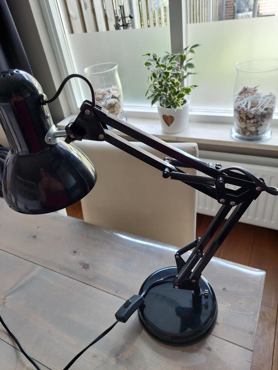 Zwarte bureaulamp in zeer goede staat