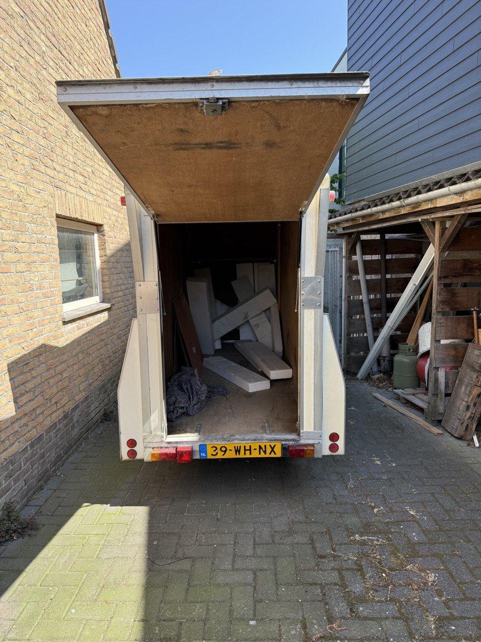 Gesloten aanhanger geremd