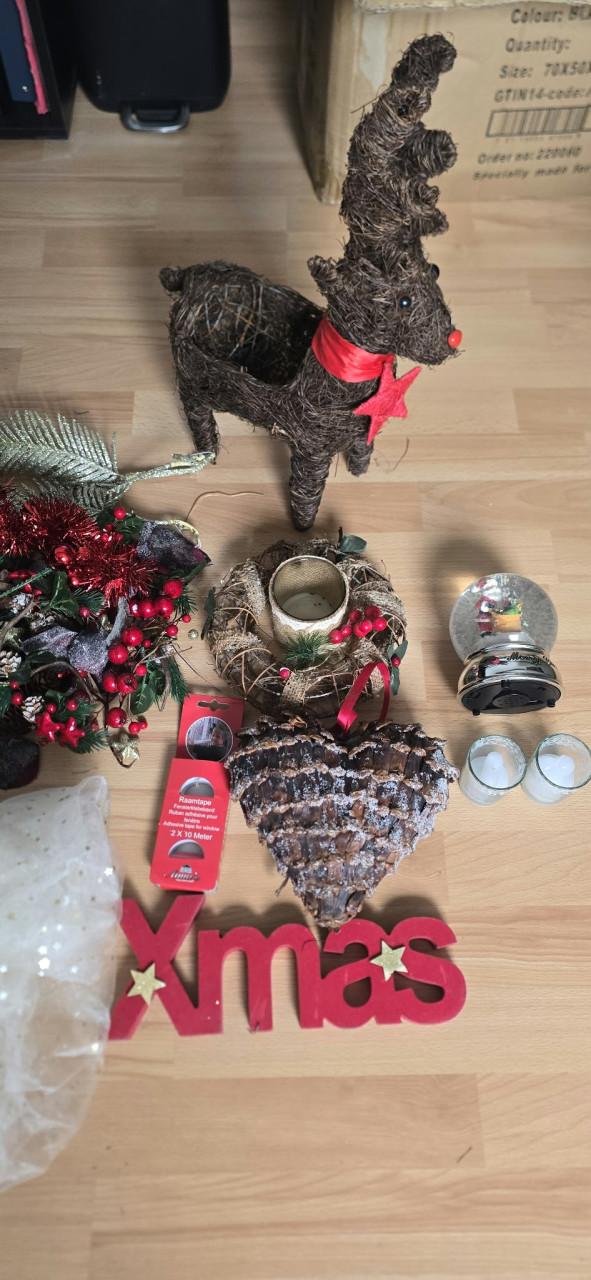 Veel kerstballen + Kleine kerstboom + Decoratie
