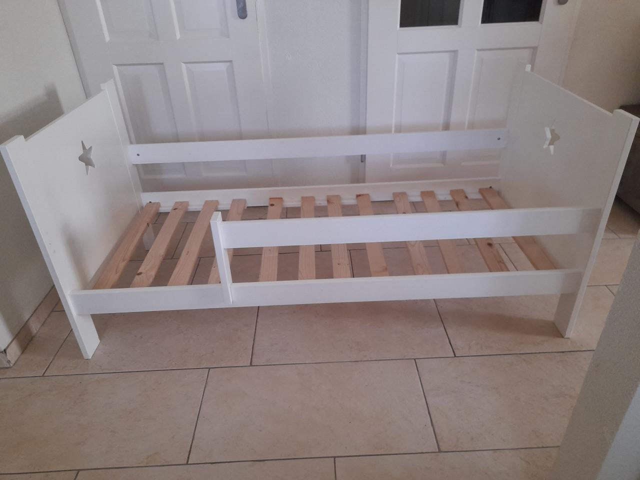 Peuter bed  met lade en met net  matras (in goede nette staat ) 70 x 160
