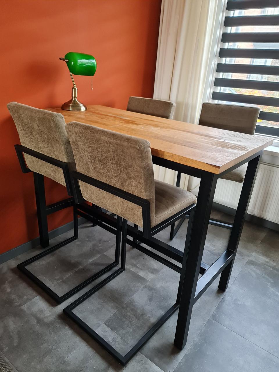 Bartafel met 4 barstoelen